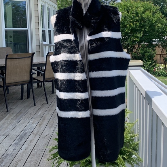 Exclusive Black Label By Chicos Collection Faux Fur Vest - Picture 4 of 8